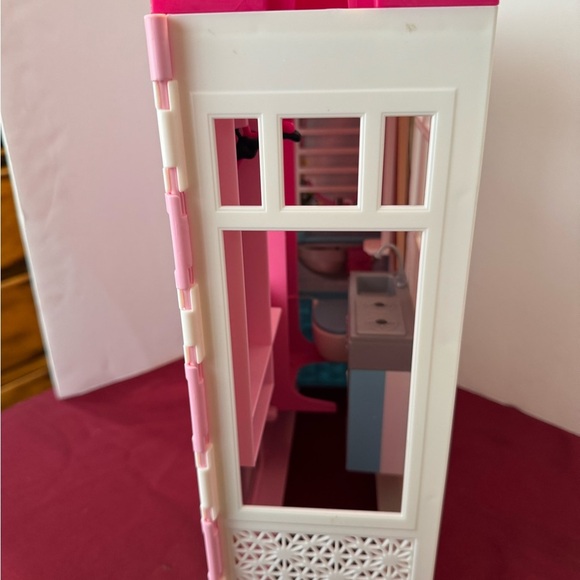 2018 Barbie Folding Getaway Portable Playhouse w/ Bed,Table, and Accessories - Picture 4 of 16